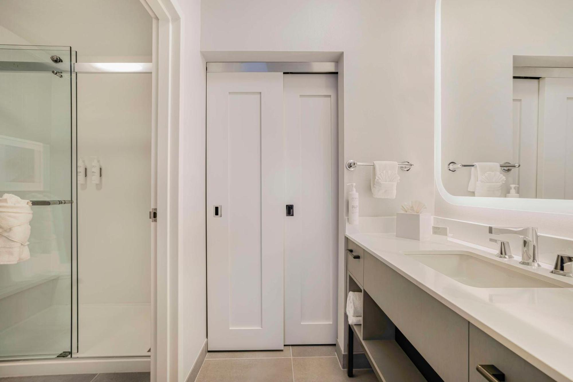 One-Bedroom King Suite Non-Smoking