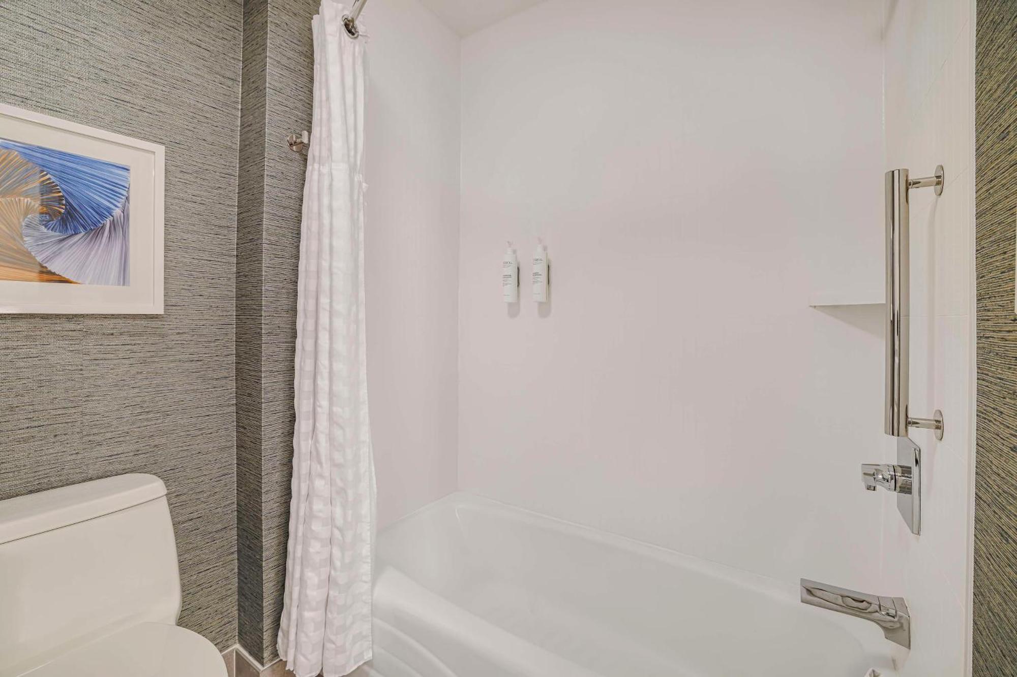 One-Bedroom Queen Suite Two Queen Beds Non-Smoking